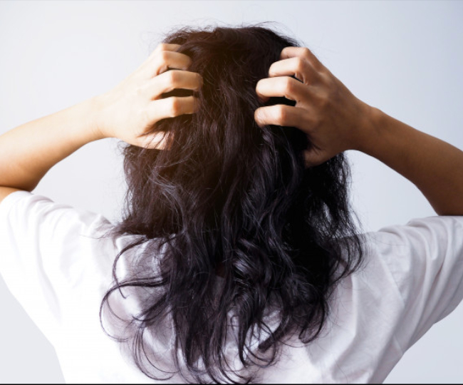 नहीं होगी बालों में चिपचिपेपन की परेशानी, जब ऐसे करेंगी उसकी केयर  